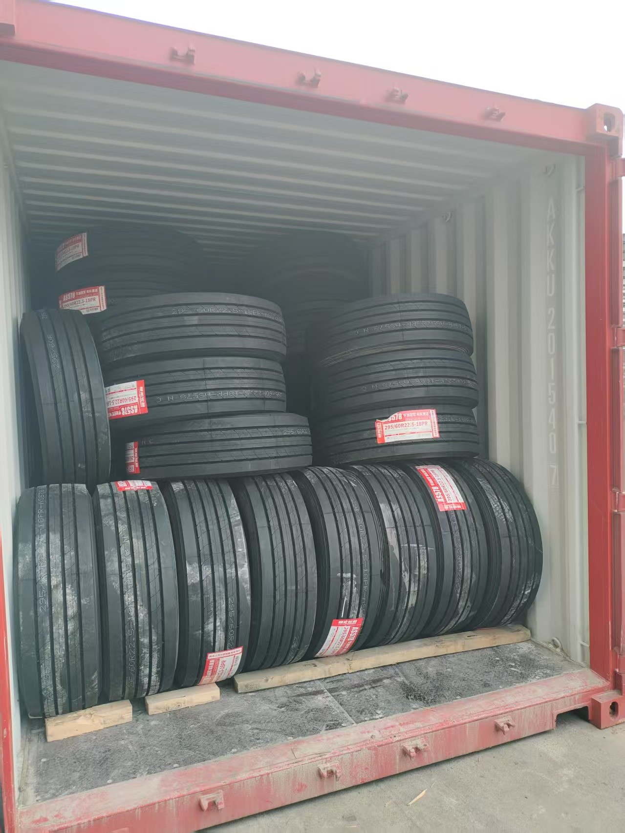أحدث حالة شركة حول إطارات Chaoyang العلامة التجارية المميزة 295/60R22.5 للنقل على مسافات متوسطة أو طويلة على الطرق السريعة لتصديرها إلى أوروبا